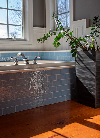 DH7_9772 Tom Cottage soak tub light