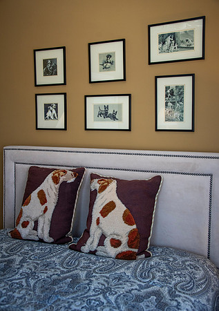 DH7_9807 Tom Cottage animal art guest bed