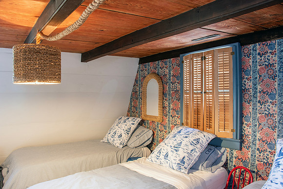 DH7_9307 bunkroom
