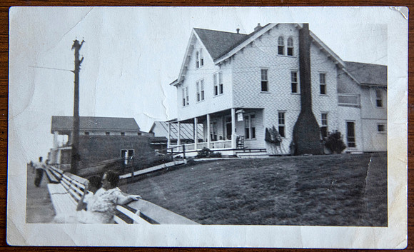 DH7_2573Lynam NOTE THE UMBRELLAS ON SIDE OF HOUSE