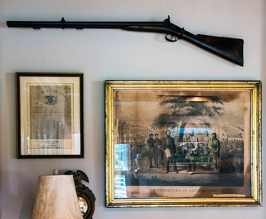 DH0_8081 civil war dishcharge paper and gun