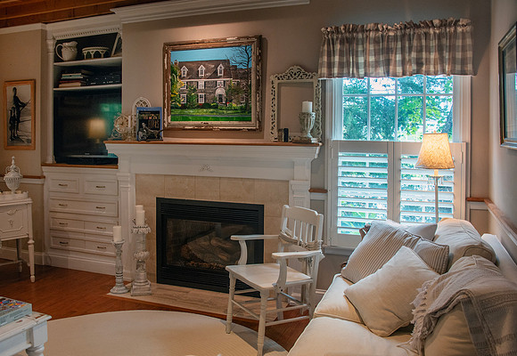 DH0_8084 Family room with house painting