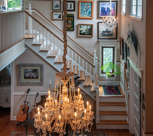 DH0_8046 chandelier stair view